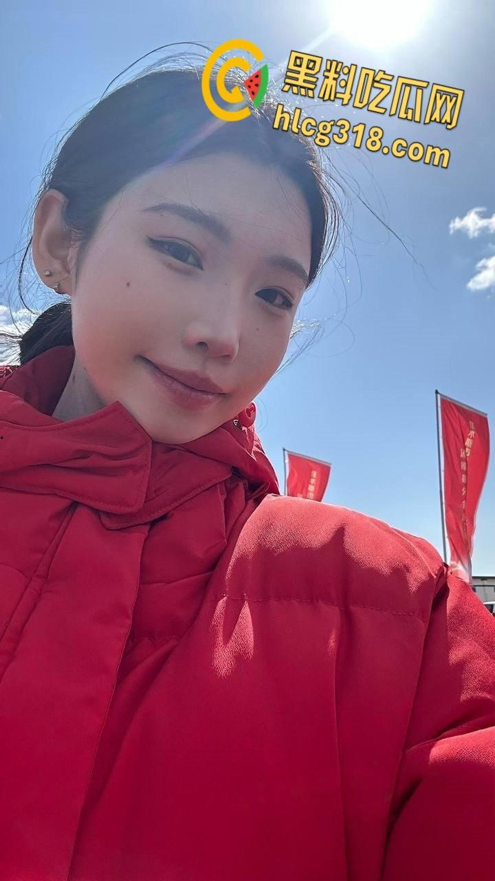 黑龙江反差婊【李丽娜】，出轨欺骗前男友，眼镜妹就是反差，情趣黑丝翘着屁股乖乖吃大屌！  第1张