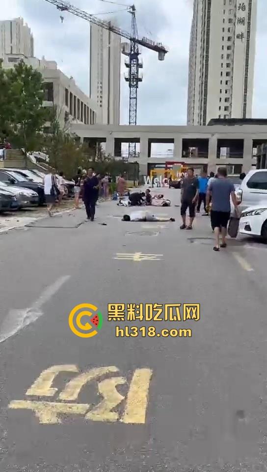 辽宁女司机大屠杀！把油门当刹车，在下班时间直接把一连把差不多5人团灭，现场哀鸿遍野！  第4张