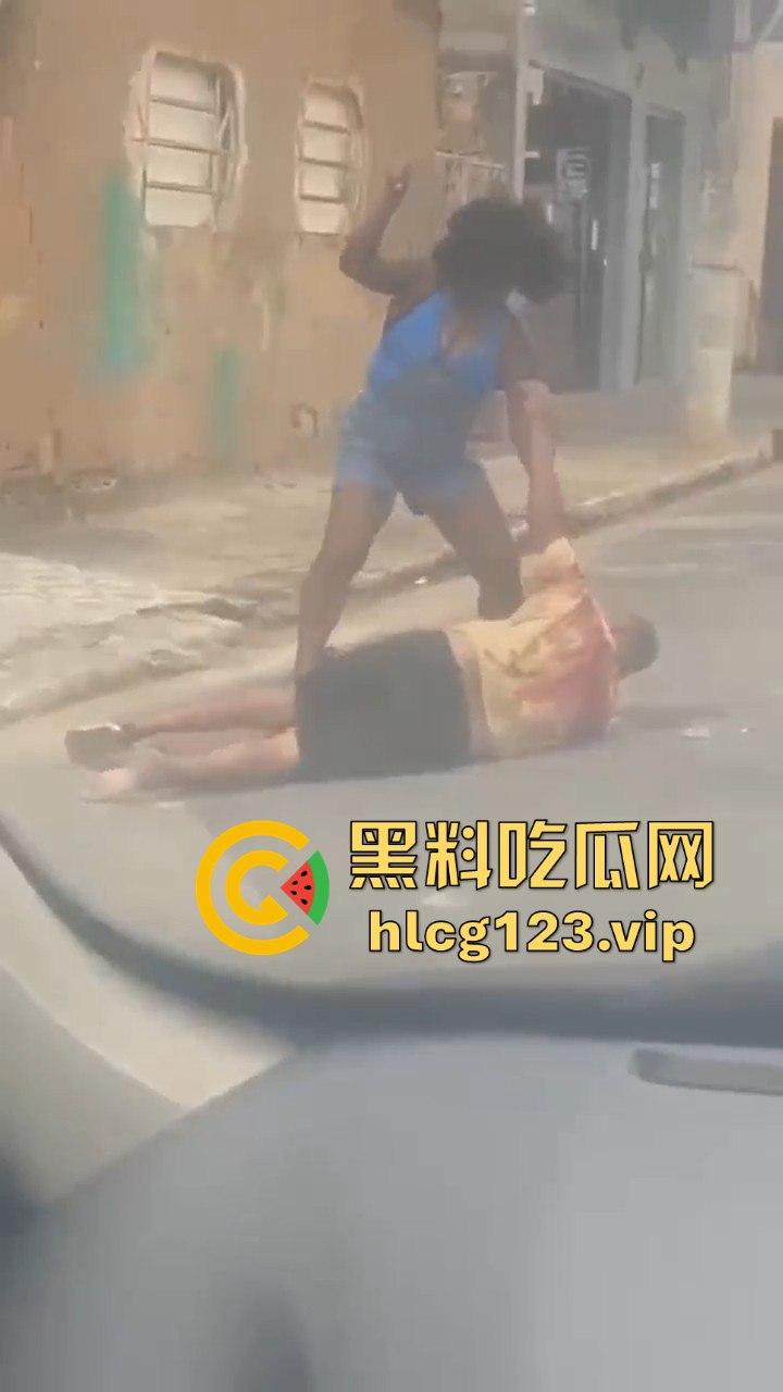 巴西刀妹街头大开杀戒！持刀乱砍，残忍程度堪比暴力片，血流成河！  第1张