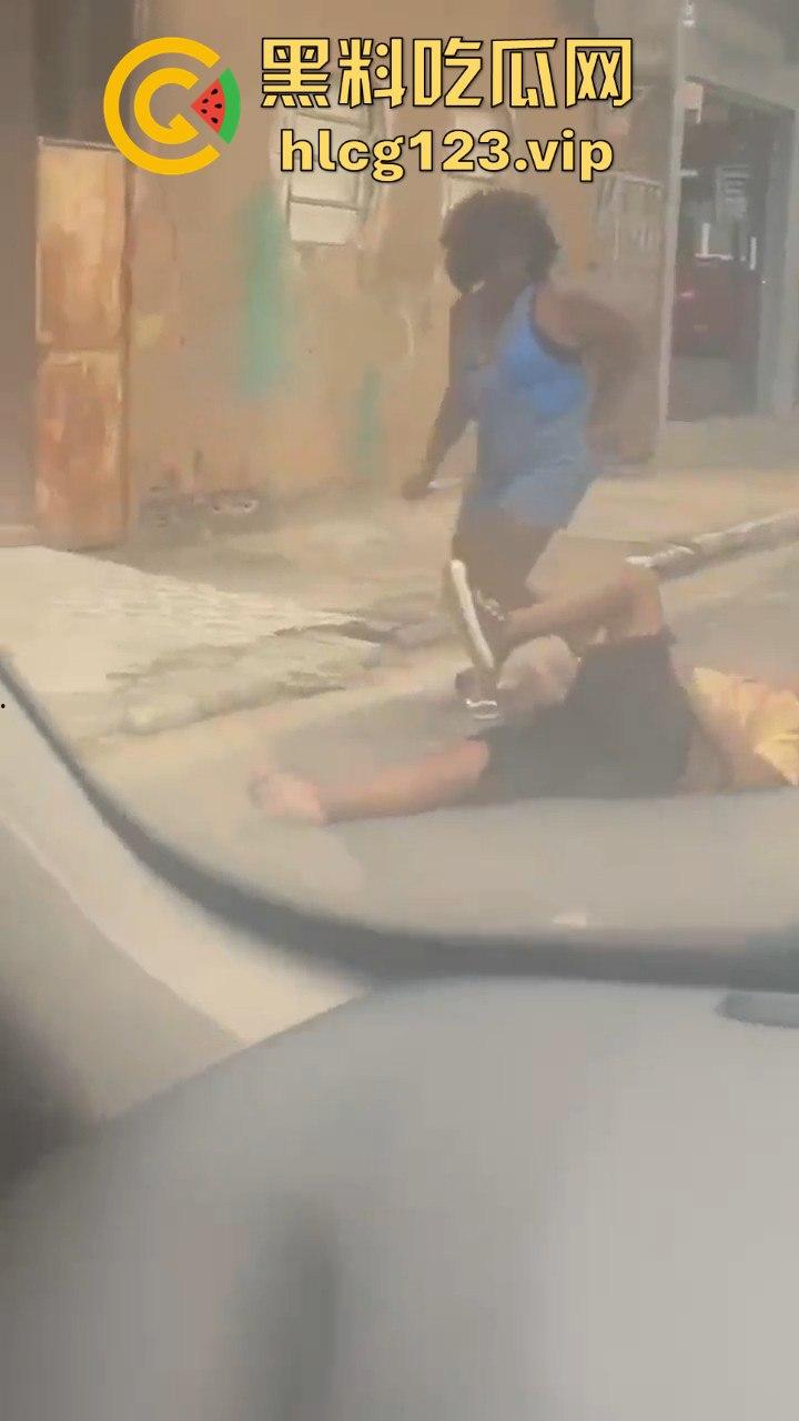 巴西刀妹街头大开杀戒！持刀乱砍，残忍程度堪比暴力片，血流成河！  第3张