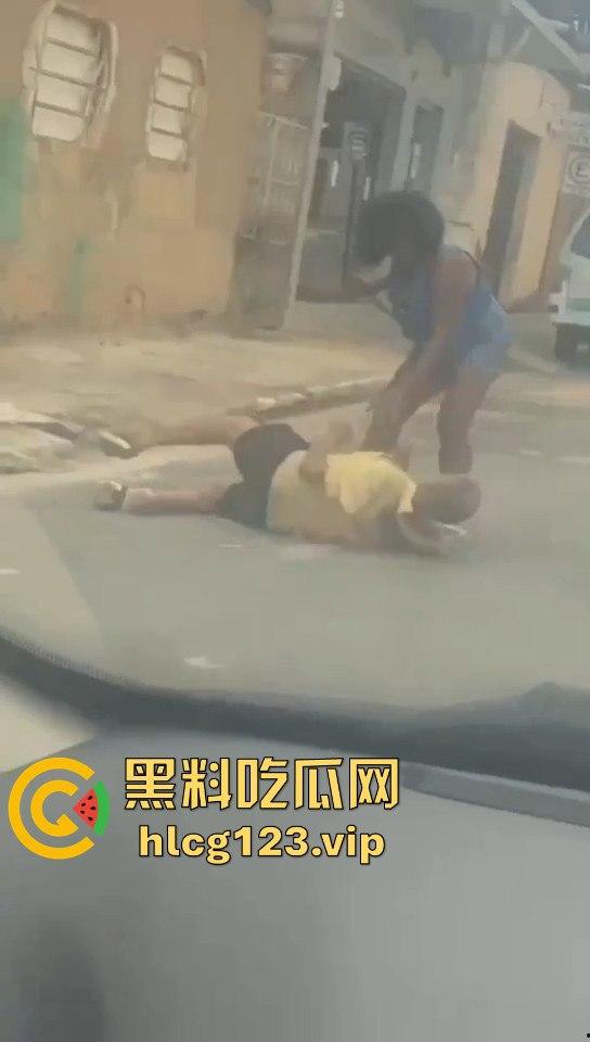 巴西刀妹街头大开杀戒！持刀乱砍，残忍程度堪比暴力片，血流成河！  第4张