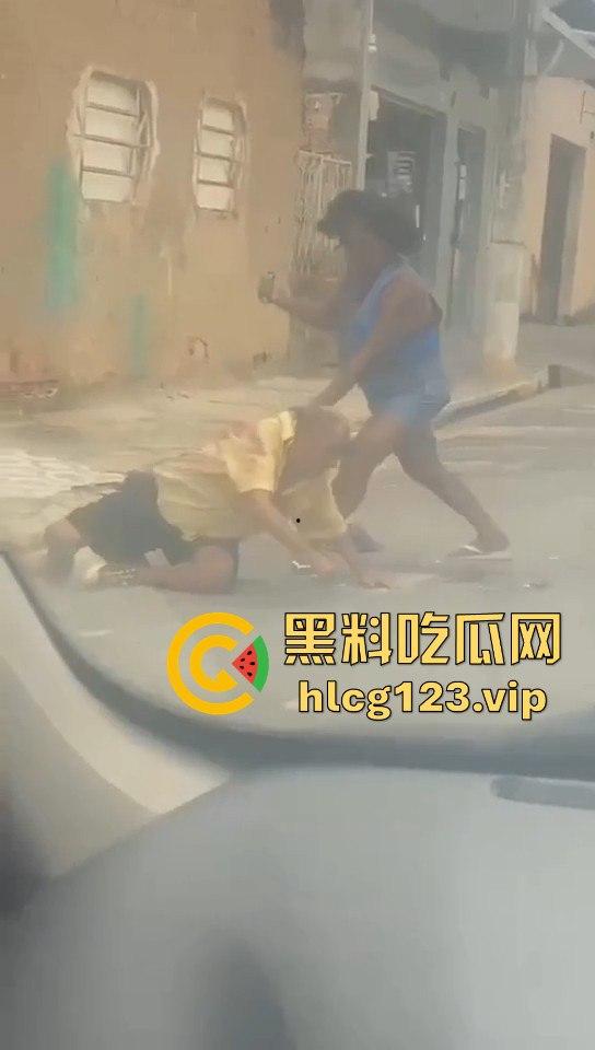 巴西刀妹街头大开杀戒！持刀乱砍，残忍程度堪比暴力片，血流成河！  第6张