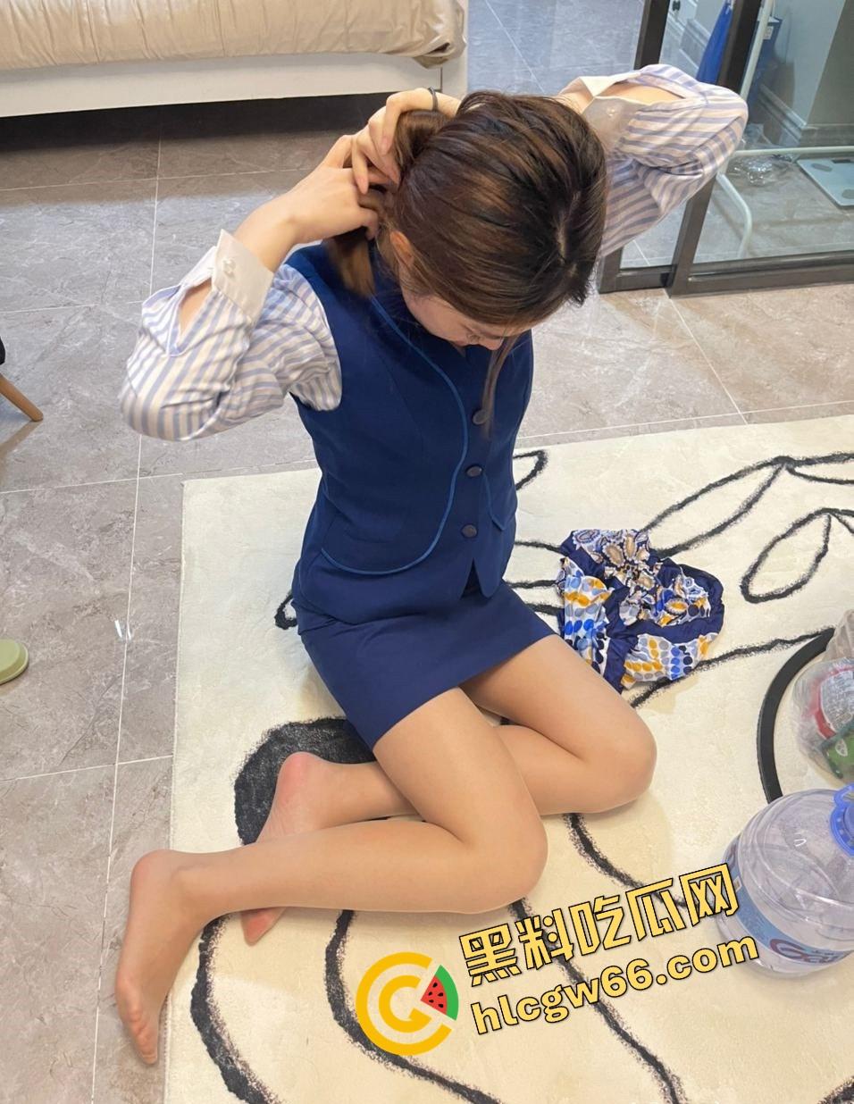 高空仙女地面母狗，你不知道的空姐私下生活曝光，黑丝制服舔屌爬行、白虎肥臀被操成泄洪口！  第1张