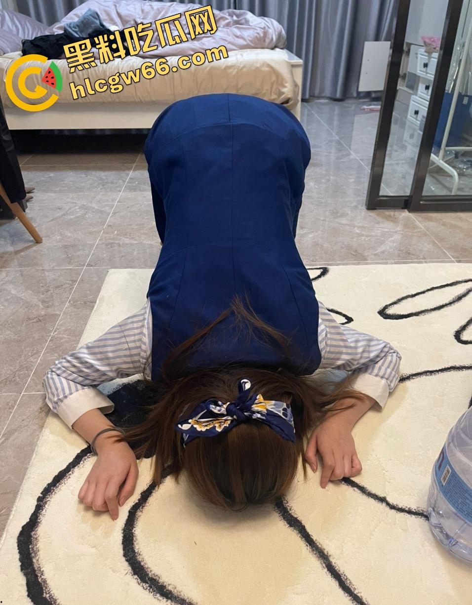 高空仙女地面母狗，你不知道的空姐私下生活曝光，黑丝制服舔屌爬行、白虎肥臀被操成泄洪口！  第3张