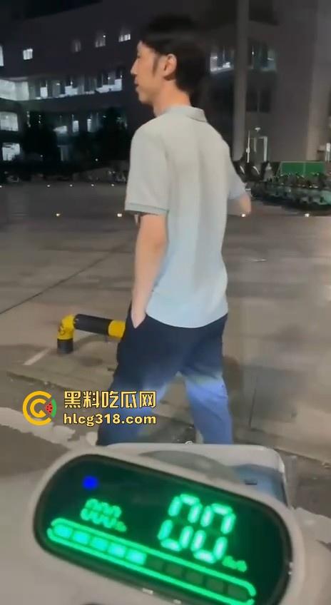 湖北经济学院热搜大瓜！JK制服学生妹校园推特玩露出野战被围观 白天激情后入深夜疯狂口交 真大胆！  第12张