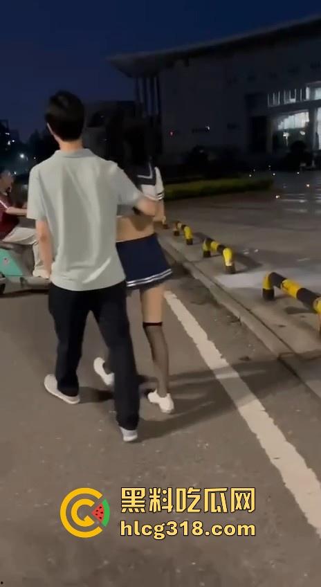 湖北经济学院热搜大瓜！JK制服学生妹校园推特玩露出野战被围观 白天激情后入深夜疯狂口交 真大胆！  第13张