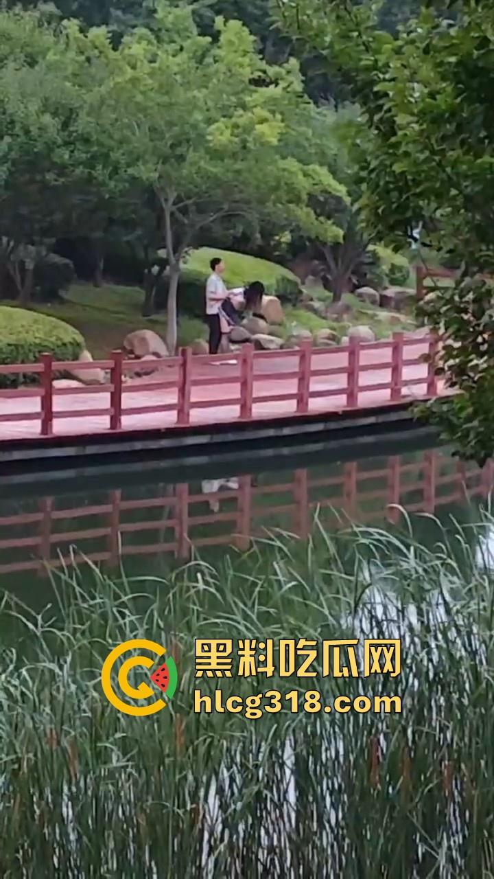 湖北经济学院热搜大瓜！JK制服学生妹校园推特玩露出野战被围观 白天激情后入深夜疯狂口交 真大胆！  第14张