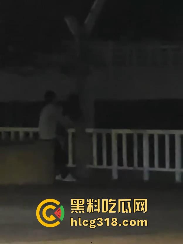 湖北经济学院热搜大瓜！JK制服学生妹校园推特玩露出野战被围观 白天激情后入深夜疯狂口交 真大胆！  第15张