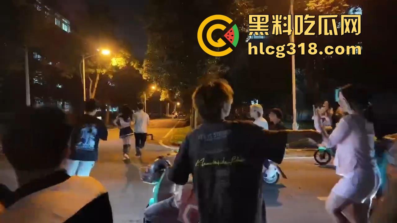 湖北经济学院热搜大瓜！JK制服学生妹校园推特玩露出野战被围观 白天激情后入深夜疯狂口交 真大胆！  第16张