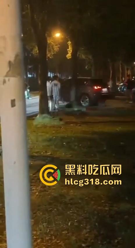 湖北经济学院热搜大瓜！JK制服学生妹校园推特玩露出野战被围观 白天激情后入深夜疯狂口交 真大胆！  第17张