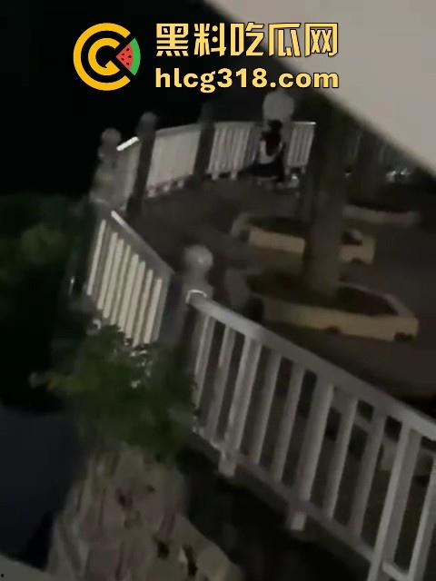 湖北经济学院热搜大瓜！JK制服学生妹校园推特玩露出野战被围观 白天激情后入深夜疯狂口交 真大胆！  第18张