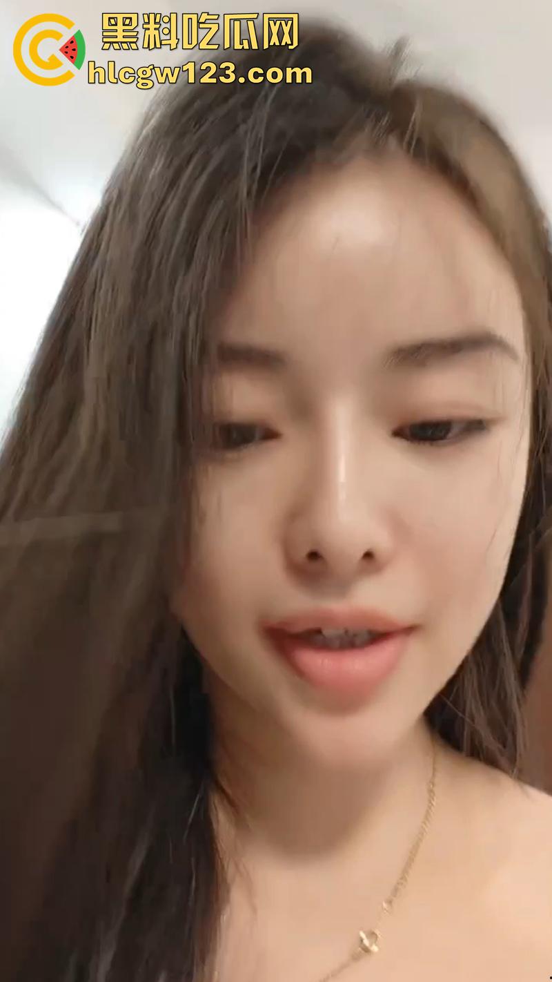 高颜值白嫩美少妇，背着老公在家开黄播，还约炮大哥来家里操，全程自拍给网友看，大屁股太会摇了!  第1张