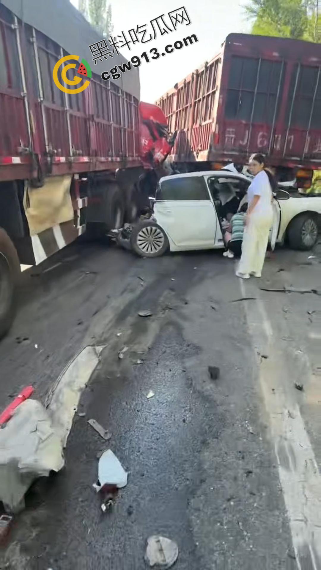 疲劳驾驶酿惨祸！陕西榆林轿车撞毁货车现场，司机当场爆头身亡，晕血者勿入  第1张