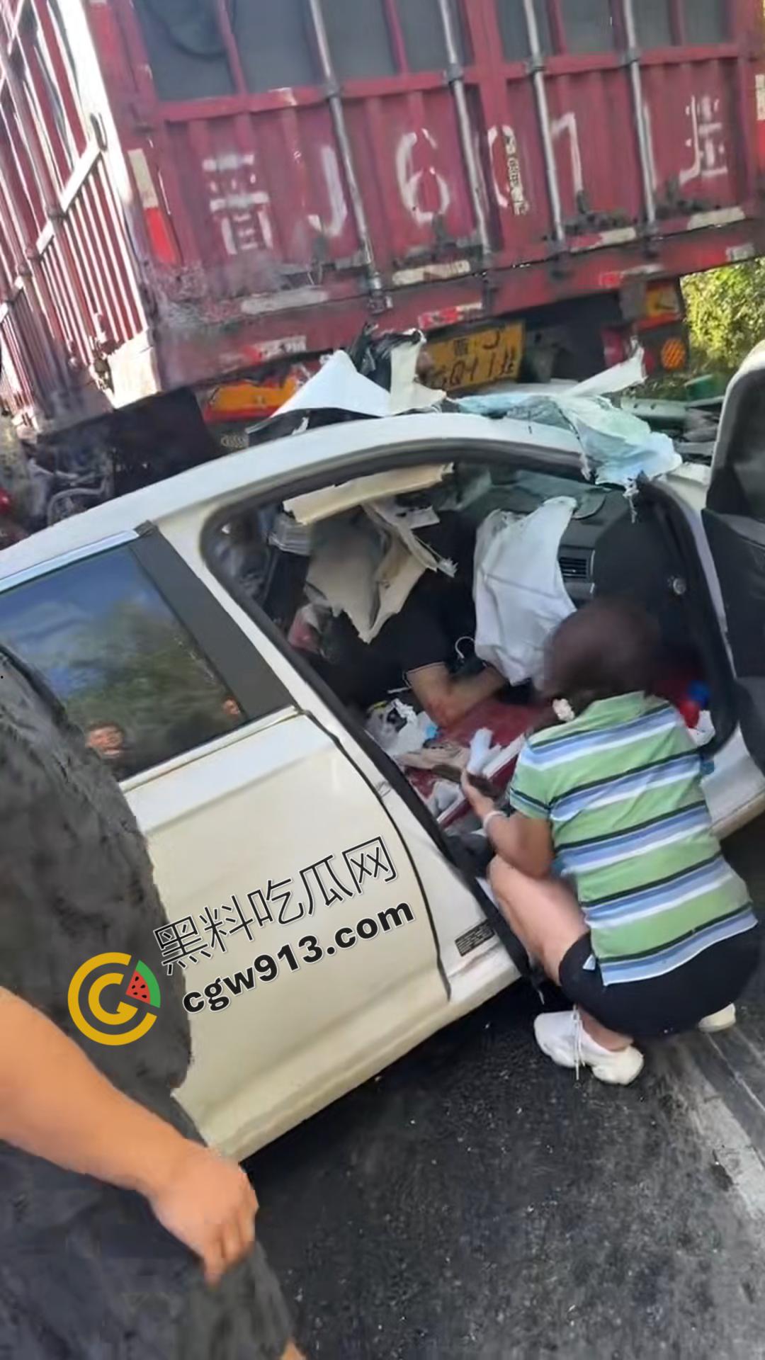 疲劳驾驶酿惨祸！陕西榆林轿车撞毁货车现场，司机当场爆头身亡，晕血者勿入  第2张