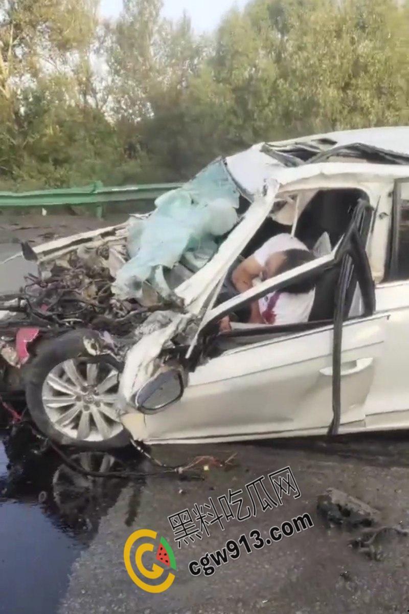 疲劳驾驶酿惨祸！陕西榆林轿车撞毁货车现场，司机当场爆头身亡，晕血者勿入  第4张