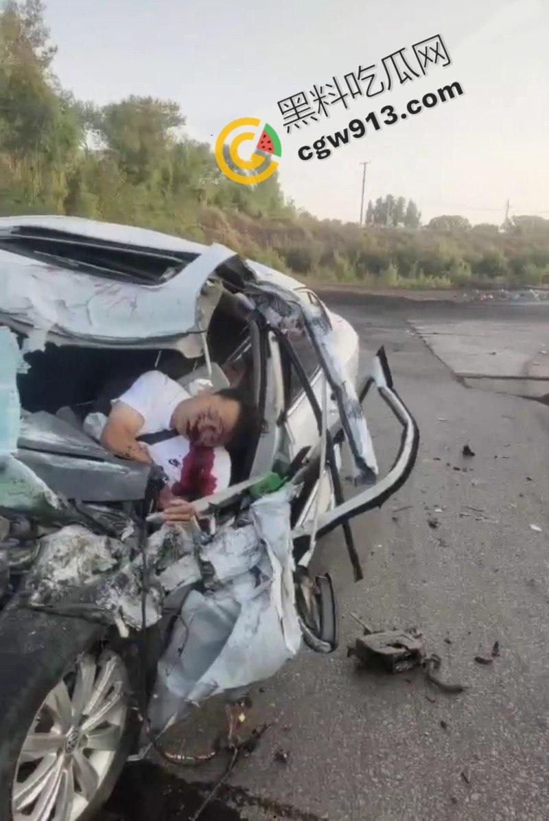 疲劳驾驶酿惨祸！陕西榆林轿车撞毁货车现场，司机当场爆头身亡，晕血者勿入  第5张