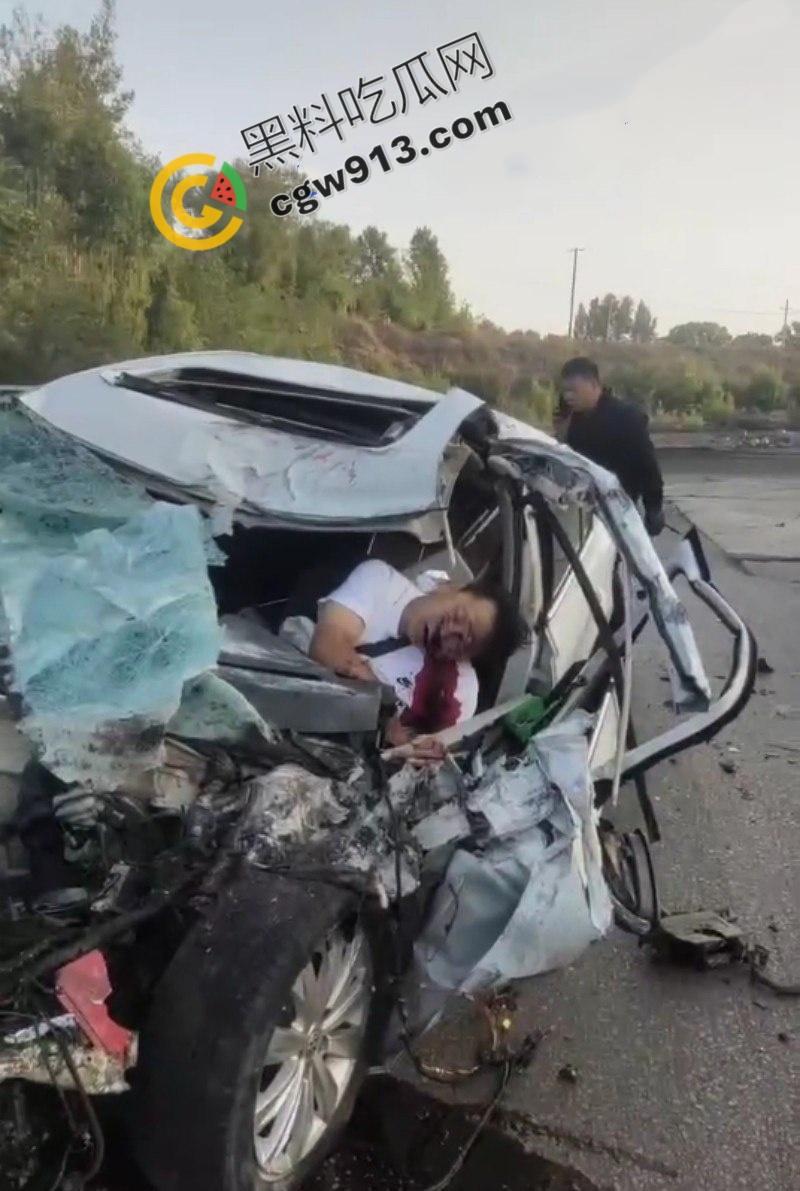 疲劳驾驶酿惨祸！陕西榆林轿车撞毁货车现场，司机当场爆头身亡，晕血者勿入  第6张