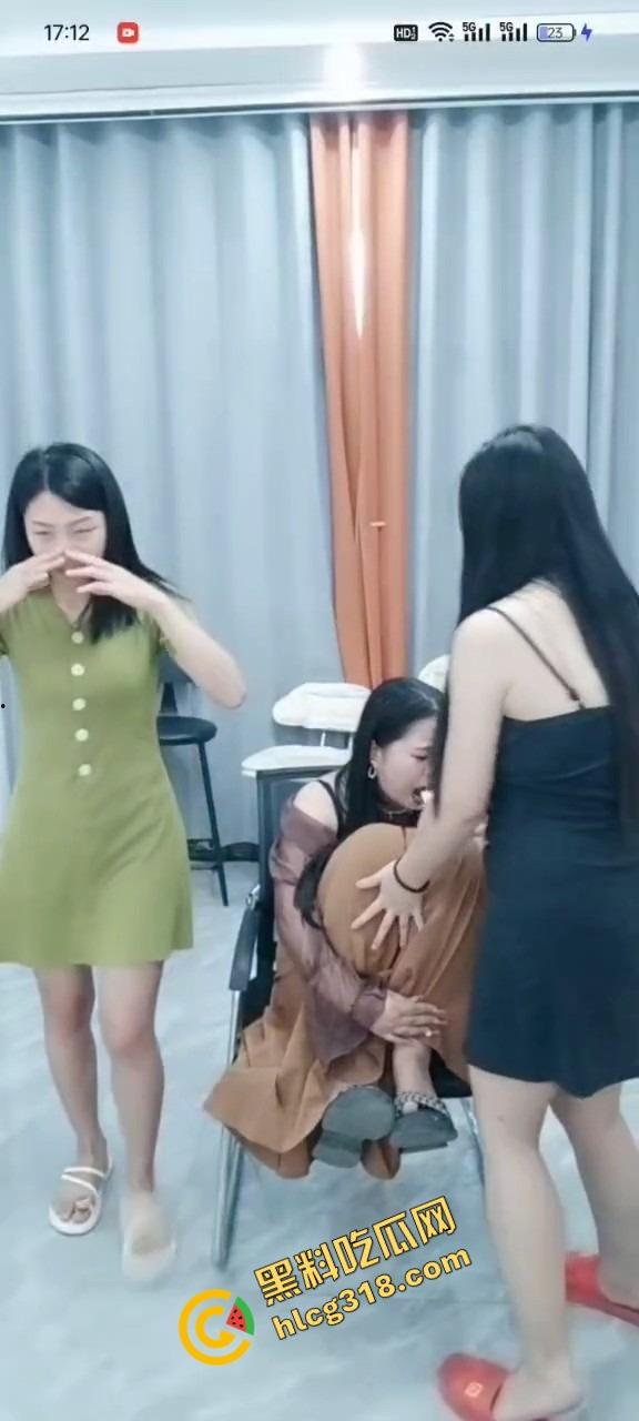 输了游戏的小母狗被嘴里塞纸团，弹弓弹逼暴新玩法？小穴一颤喷水，隔着屏幕都看的人疼！  第9张