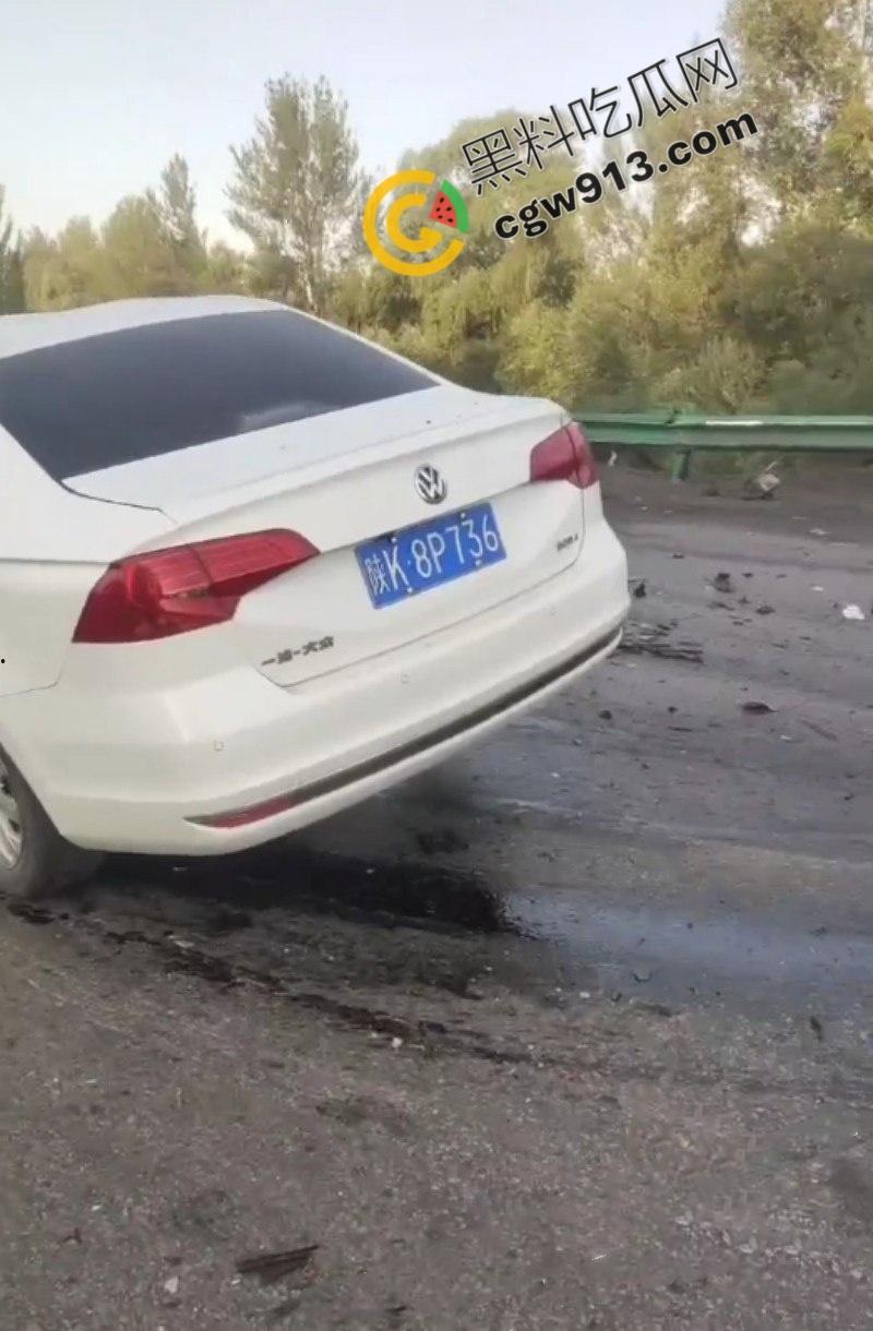 疲劳驾驶酿惨祸！陕西榆林轿车撞毁货车现场，司机当场爆头身亡，晕血者勿入  第7张