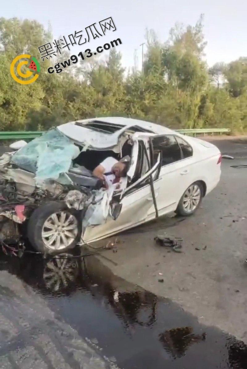 疲劳驾驶酿惨祸！陕西榆林轿车撞毁货车现场，司机当场爆头身亡，晕血者勿入  第8张