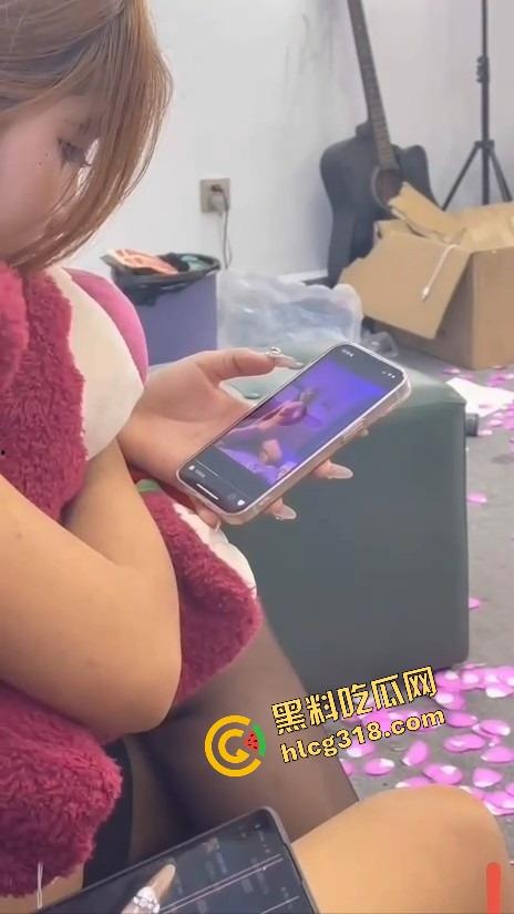 姐妹们口嫌体正直，嘴上说不看毛片，抓到集美看毛片还装正经？裤裆早就湿成狗了！  第9张