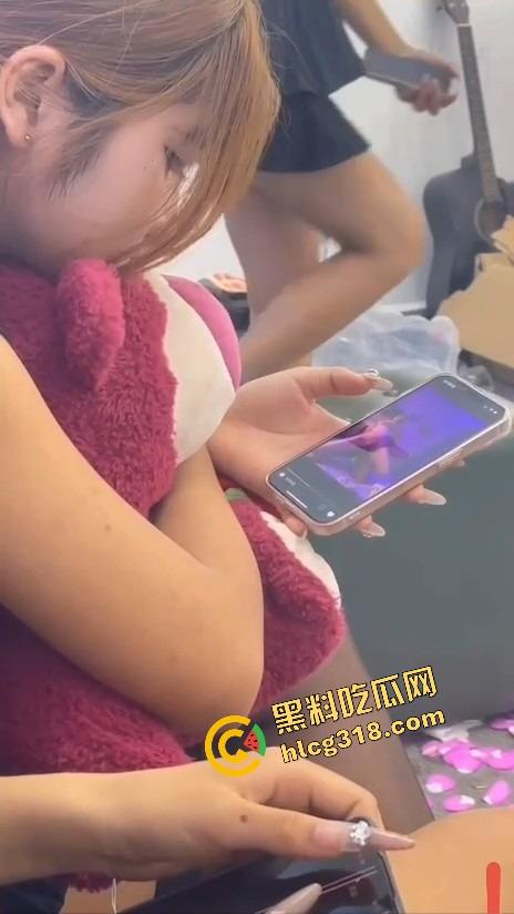 姐妹们口嫌体正直，嘴上说不看毛片，抓到集美看毛片还装正经？裤裆早就湿成狗了！  第10张