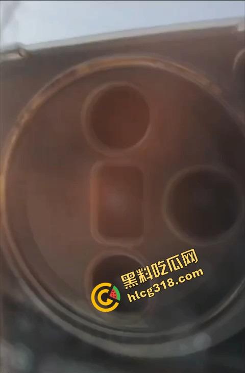 哥们透过玻璃偷拍车震，妹子嫩得像刚成年，结果让个死样男操了，哥们近距离偷拍画面曝光！  第6张