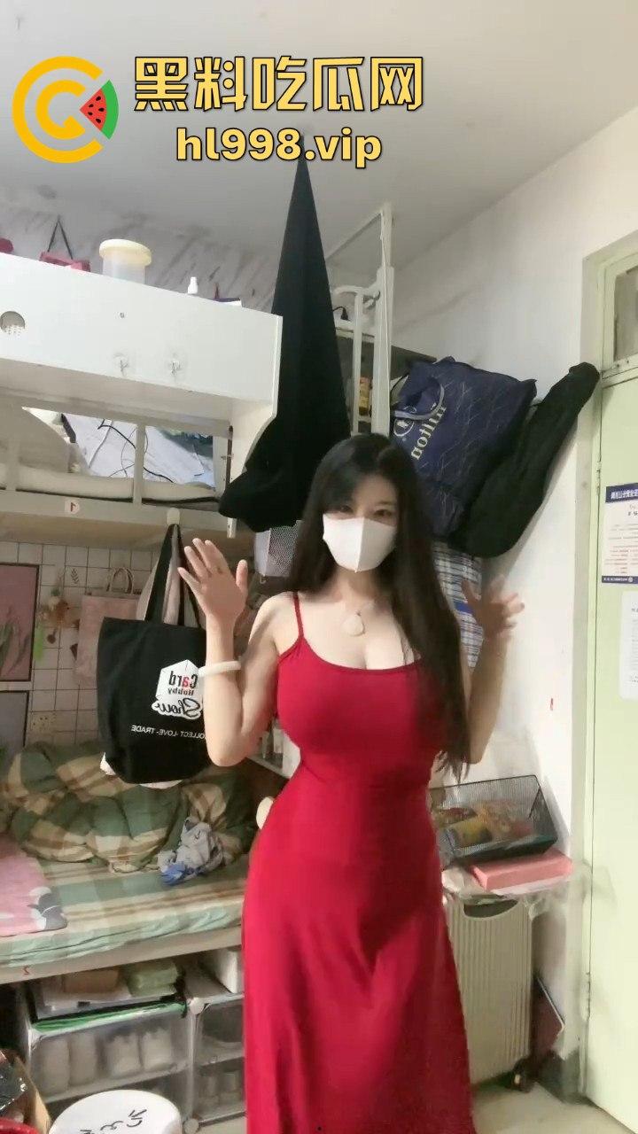 抖音网红【乔乔子】眼镜巨乳御姐玩擦边!大哥刷火箭就给看半露奶子,凭胸前凶器捞金无数! 第1张 抖音网红【乔乔子】眼镜巨乳御姐玩擦边!大哥刷火箭就给看半露奶子,凭胸前凶器捞金无数! 第1张