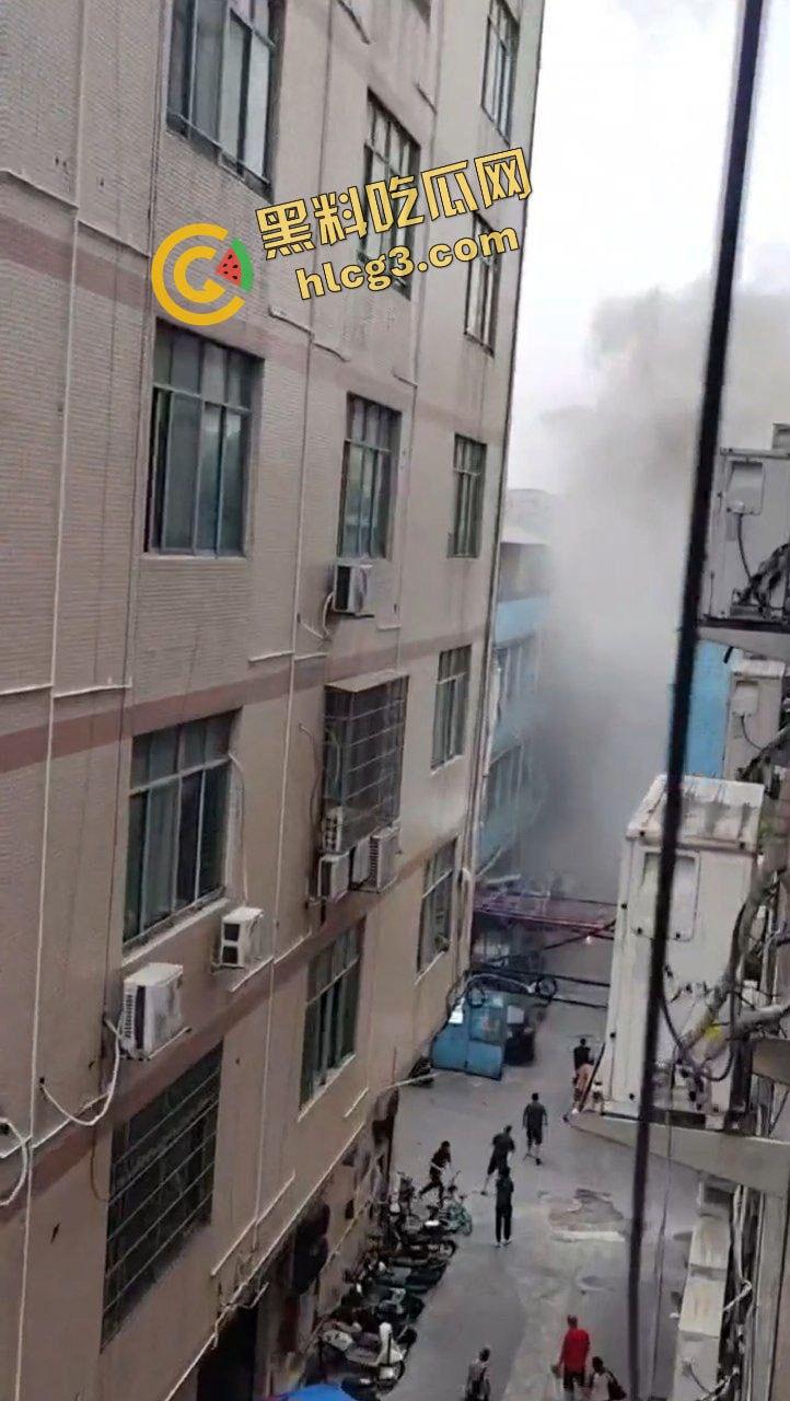 广州白云一仓库燃爆！火舌肆虐 浓烟滚滚 惊现小火人 致5人受伤！  第7张
