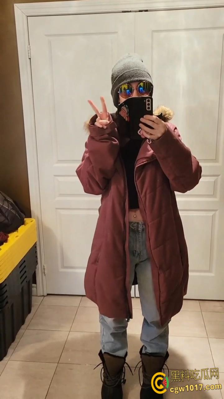 欧美扩张异形玩具博主【lilijunex】，专业幻龙玩家，蓝色超大号幻龙自慰淫水流淌，假屌强行塞入阴道，一步到胃刺激非凡！  第2张