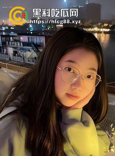 海南反差骚幼师【秦舒培】表面上清纯眼镜妹 私下却是精盆公交车 到处聊骚约炮  第2张