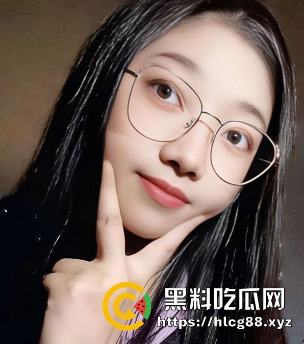 海南反差骚幼师【秦舒培】表面上清纯眼镜妹 私下却是精盆公交车 到处聊骚约炮  第3张