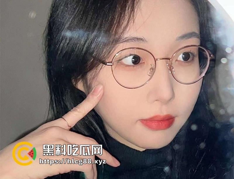 海南反差骚幼师【秦舒培】表面上清纯眼镜妹 私下却是精盆公交车 到处聊骚约炮  第4张