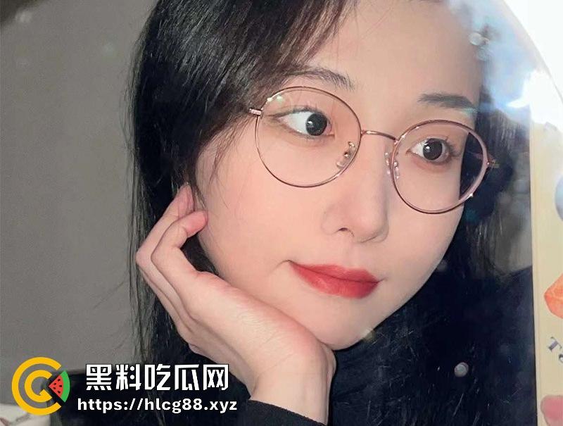 海南反差骚幼师【秦舒培】表面上清纯眼镜妹 私下却是精盆公交车 到处聊骚约炮  第5张