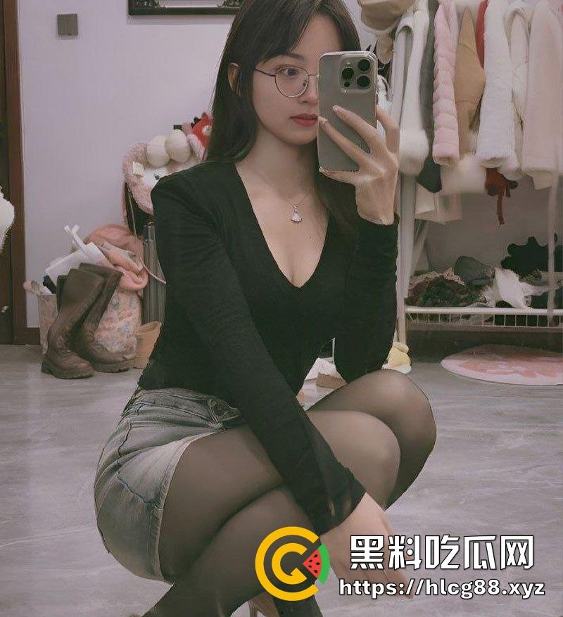 海南反差骚幼师【秦舒培】表面上清纯眼镜妹 私下却是精盆公交车 到处聊骚约炮  第12张