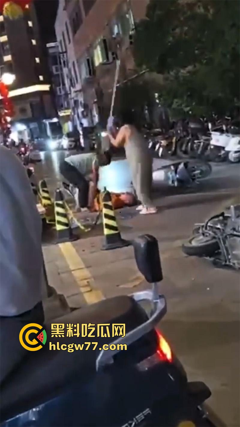 广东街头变态男同，当街撩骚别人老公，被骂起冲突后，竟然试图拉断别人命根子！  第1张