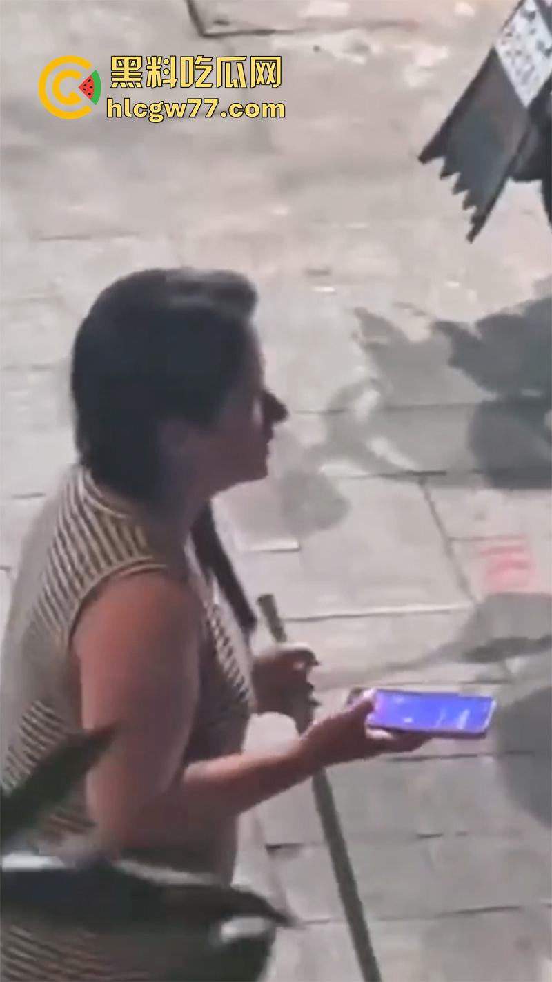 广东街头变态男同，当街撩骚别人老公，被骂起冲突后，竟然试图拉断别人命根子！  第2张