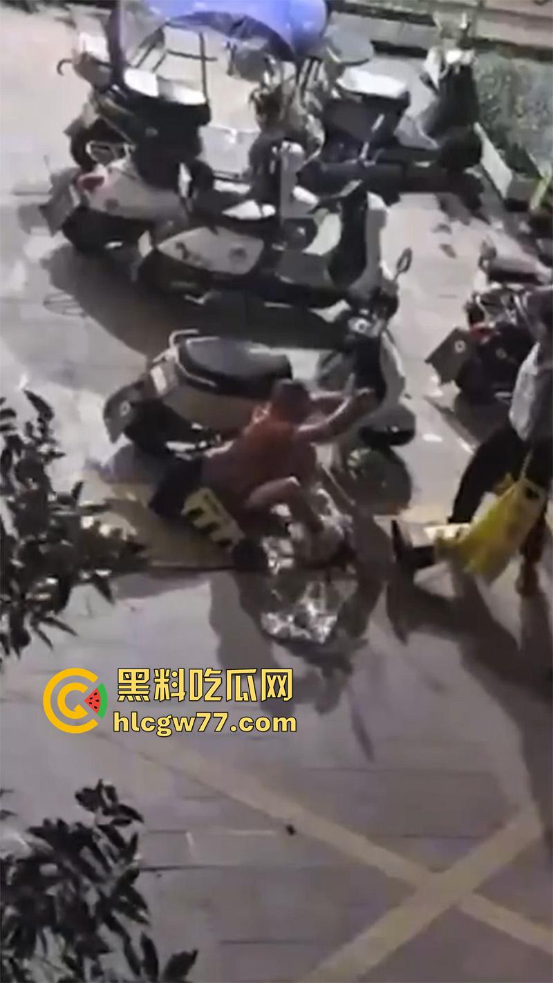 广东街头变态男同，当街撩骚别人老公，被骂起冲突后，竟然试图拉断别人命根子！  第3张