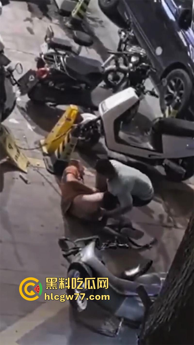 广东街头变态男同，当街撩骚别人老公，被骂起冲突后，竟然试图拉断别人命根子！  第4张