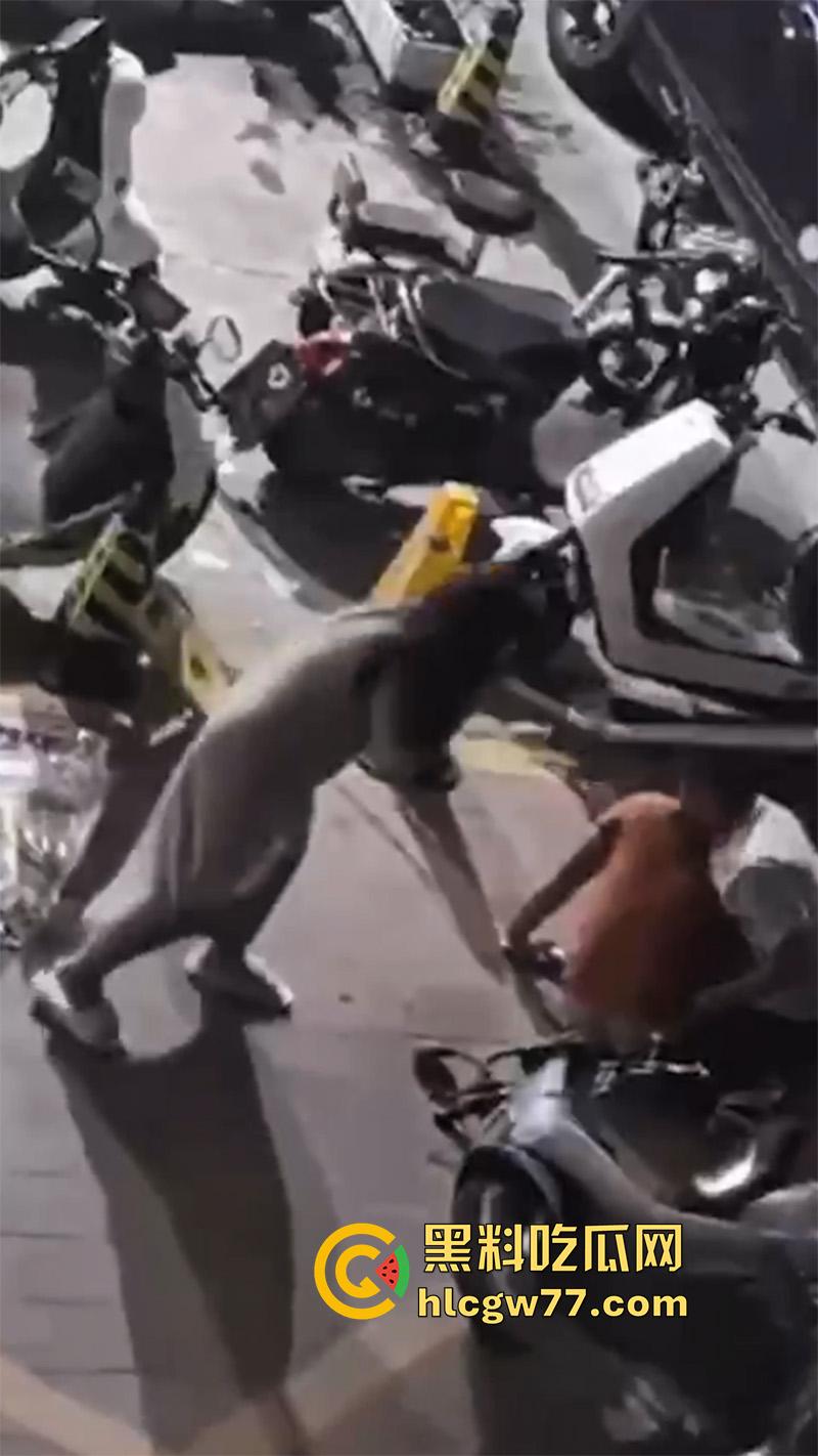 广东街头变态男同，当街撩骚别人老公，被骂起冲突后，竟然试图拉断别人命根子！  第5张