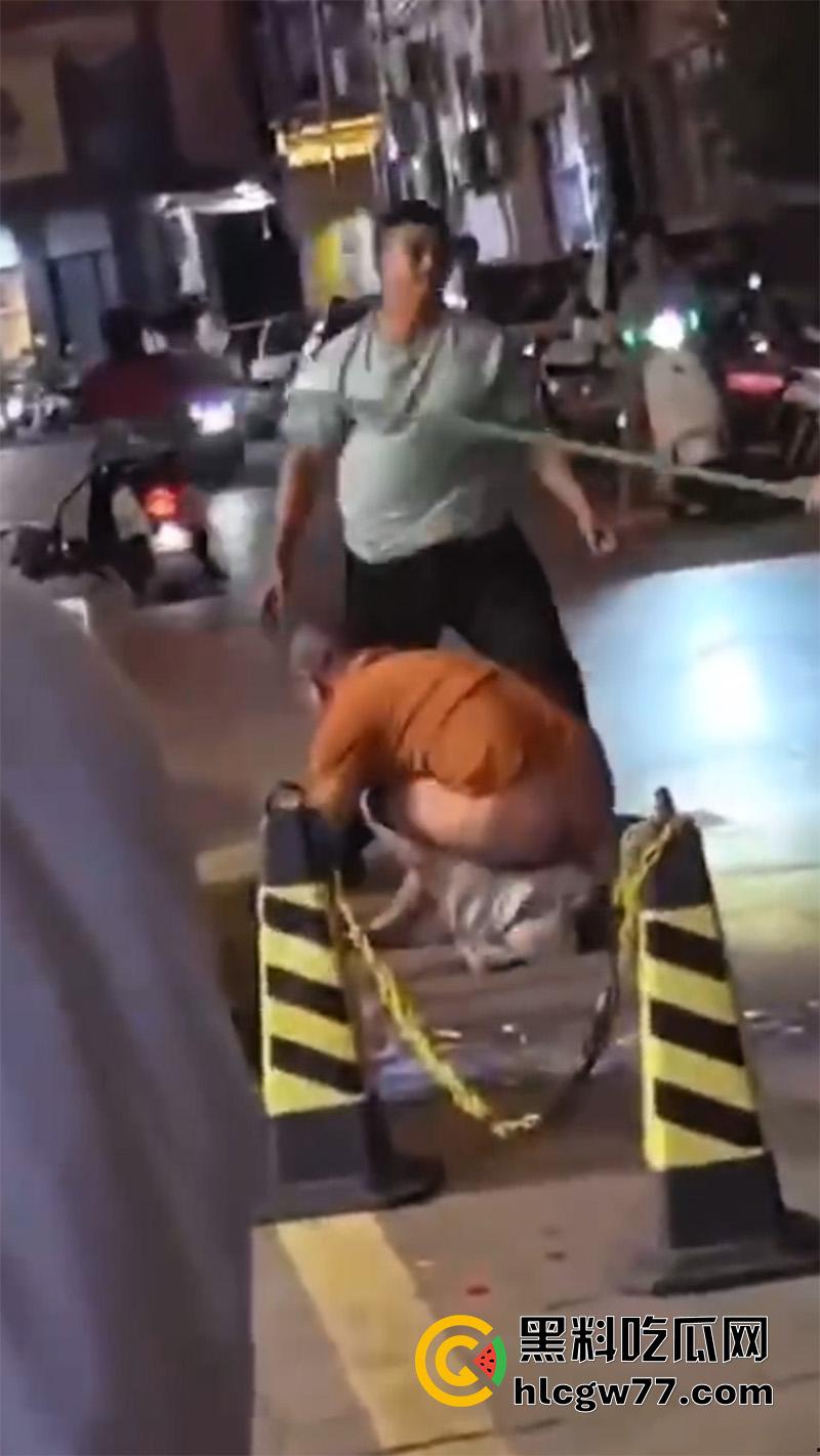 广东街头变态男同，当街撩骚别人老公，被骂起冲突后，竟然试图拉断别人命根子！  第8张