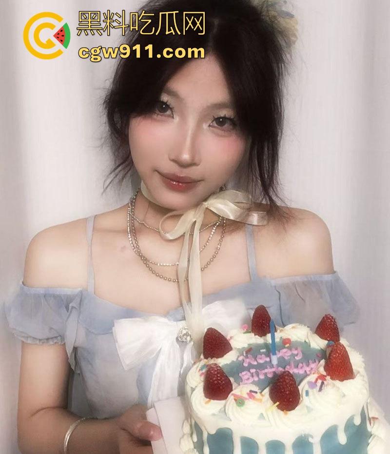 华南师范大学24级【陈慧琳】表面清纯学妹实则母狗婊子！有对象期间交友软件撩骚不同网友，揉奶掰逼淫骚自慰！  第4张