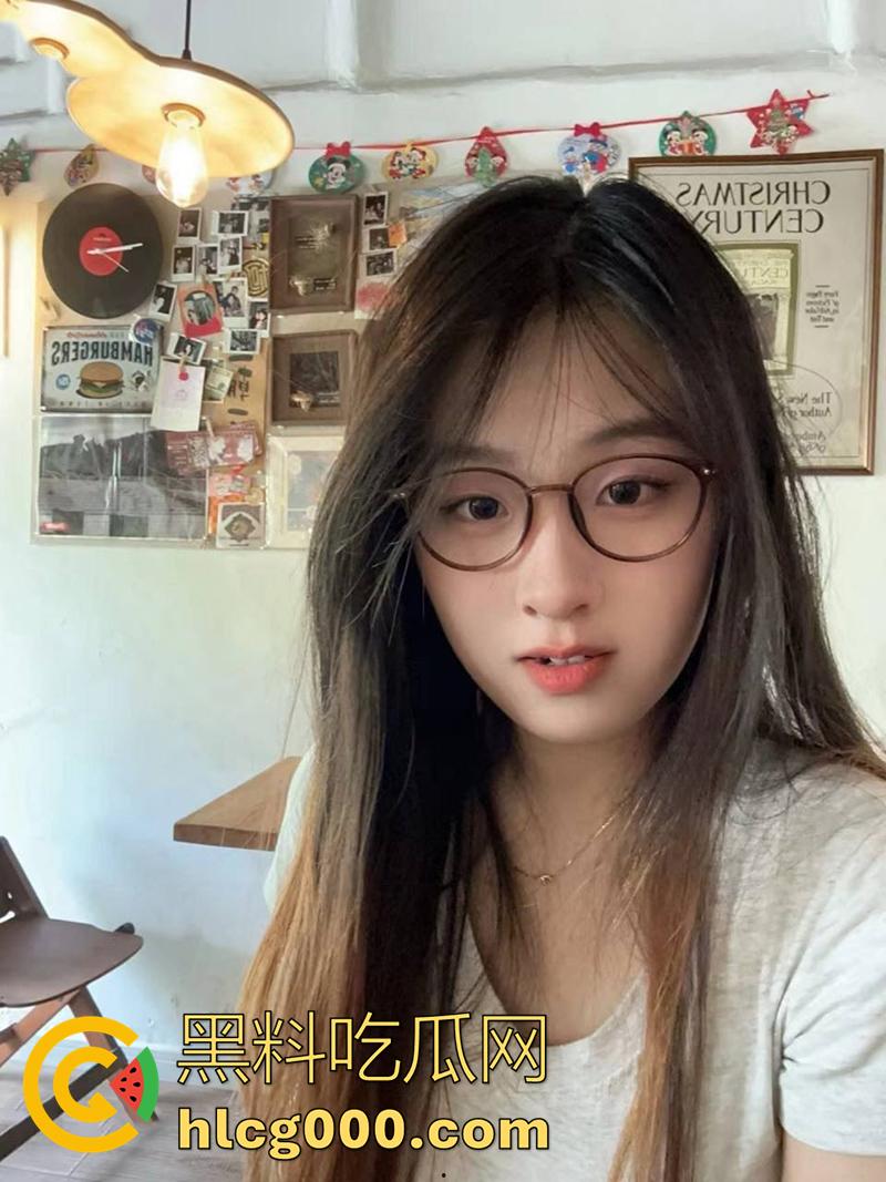 大神探探约啪高颜值眼镜妹，巨乳肥臀职业幼师，看起来斯斯文文，但床上是真的骚，真是爽翻了！  第1张