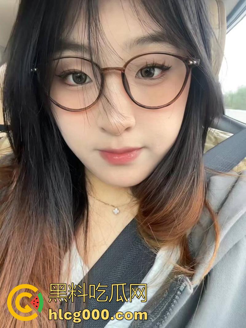 大神探探约啪高颜值眼镜妹，巨乳肥臀职业幼师，看起来斯斯文文，但床上是真的骚，真是爽翻了！  第2张