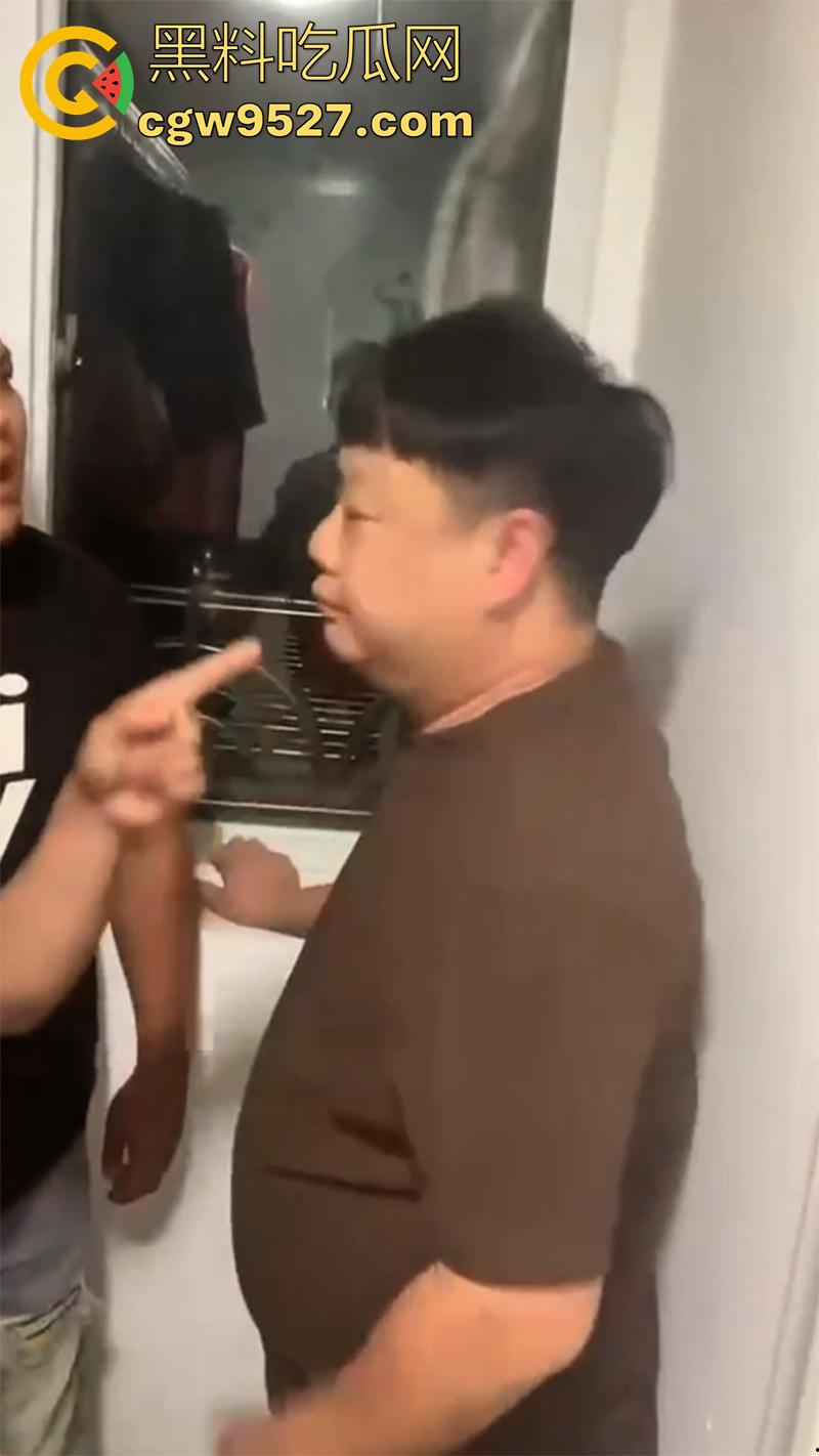 矮胖妞出轨找情夫，被老公带人回家捉奸，奸夫竟也是个小胖，果然丑人多作怪，这种长相的要记住啊！  第6张