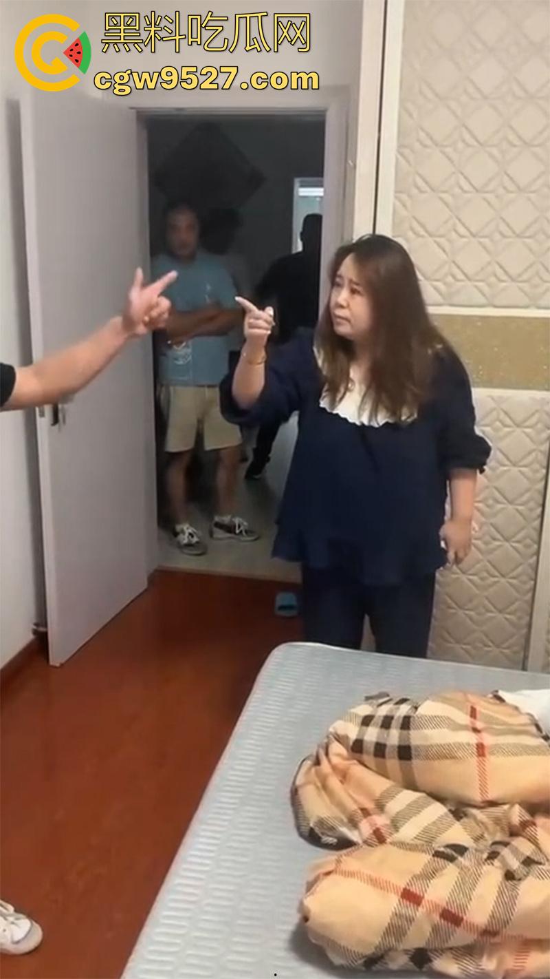 矮胖妞出轨找情夫，被老公带人回家捉奸，奸夫竟也是个小胖，果然丑人多作怪，这种长相的要记住啊！  第7张