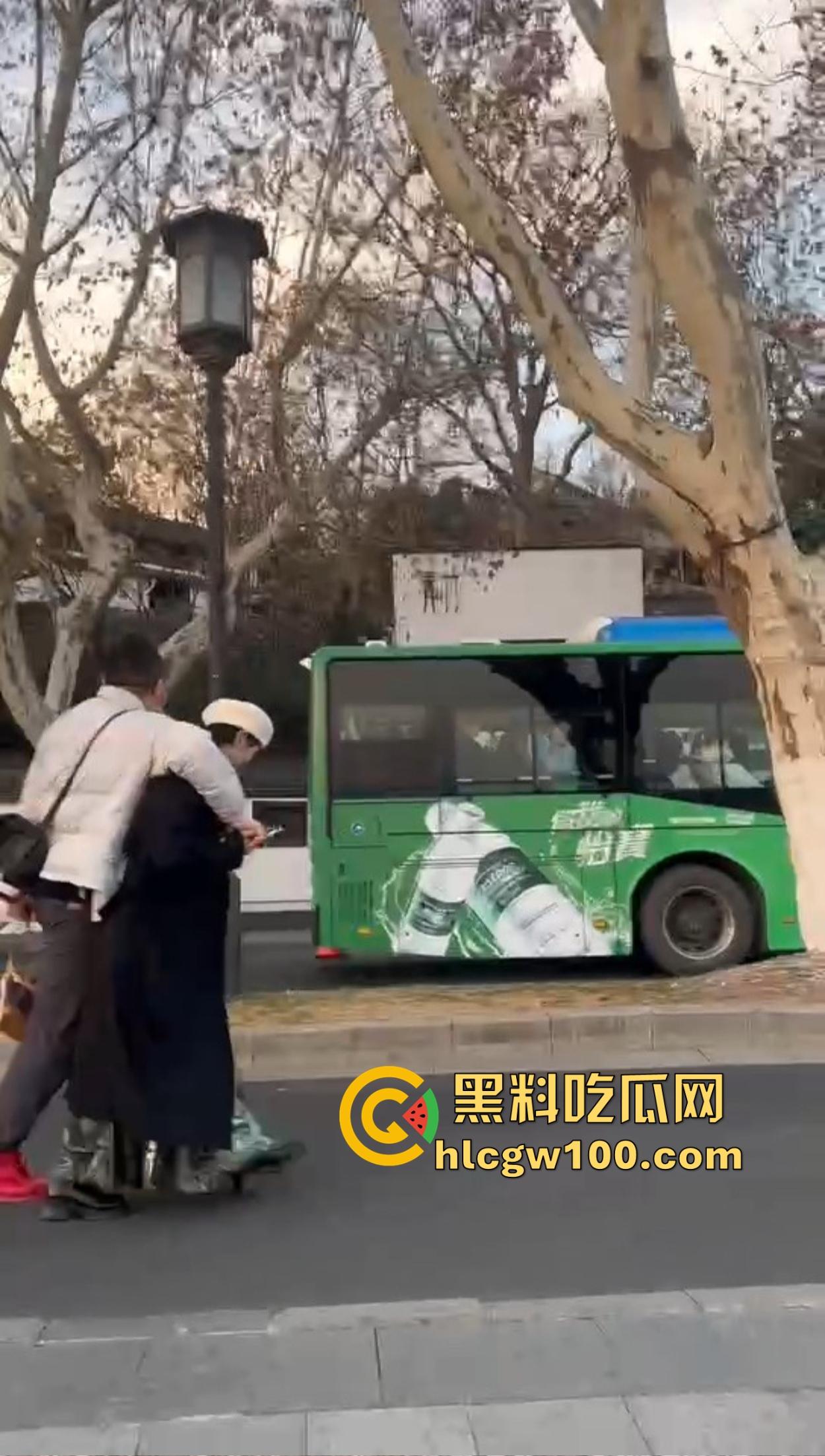 杭州西湖春宫现场直播，断桥残雪变断桥淫雪，光天化日肏大逼现世，这DO法也太野了吧！  第5张