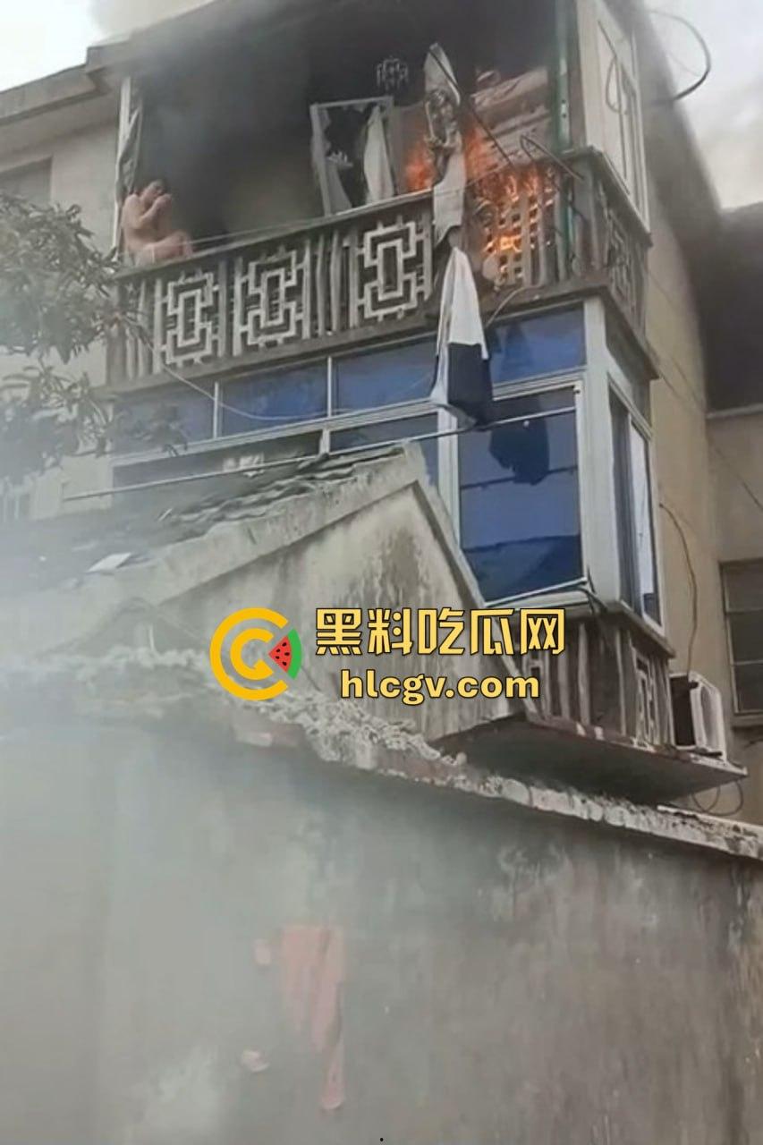 城中村美女洗澡遇火灾裸跳逃生，哥们见义勇为还是见色起意？全程高能！  第1张