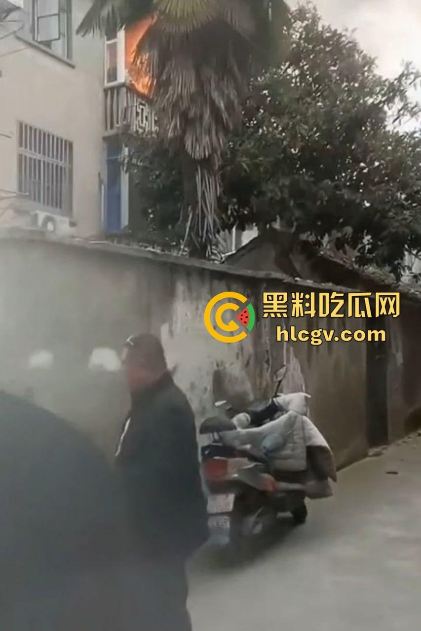 城中村美女洗澡遇火灾裸跳逃生，哥们见义勇为还是见色起意？全程高能！  第2张