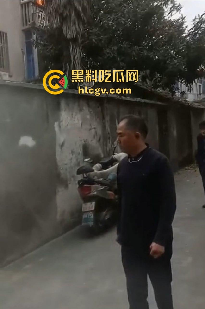 城中村美女洗澡遇火灾裸跳逃生，哥们见义勇为还是见色起意？全程高能！  第3张